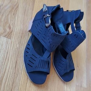 gladiator-style sandals with a low chunky heel cutout design Size 7